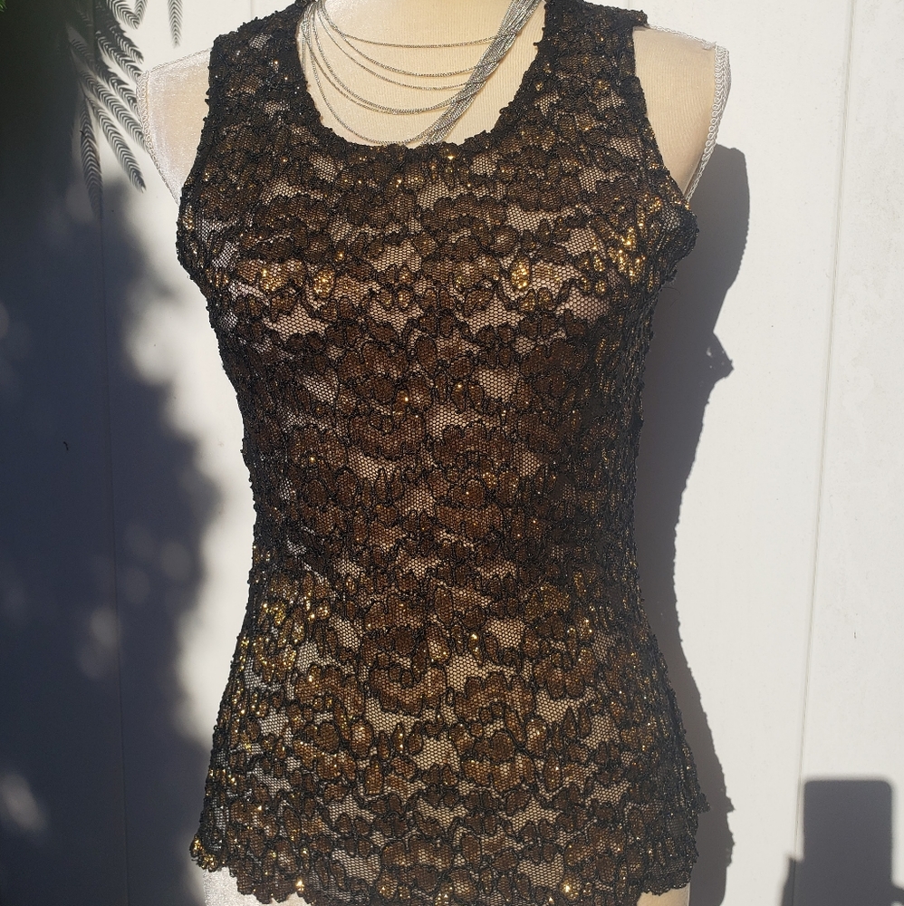 🌼 Vintage Lace black gold top